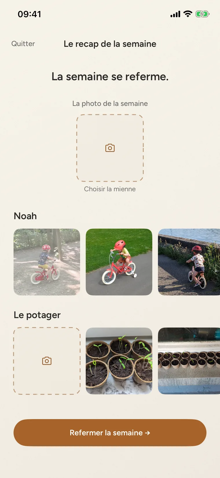 La fin du recap : « La semaine se referme. », sous « La photo de la semaine », le cadre « Choisir la mienne » ; puis les fils de la maison : Noah, avec la photo de la semaine déjà choisie, plus pâle tant que la semaine n'est pas refermée, puis ses photos des semaines passées ; Le potager, ouvert sur la case où choisir la sienne ; et le bouton « Refermer la semaine ».