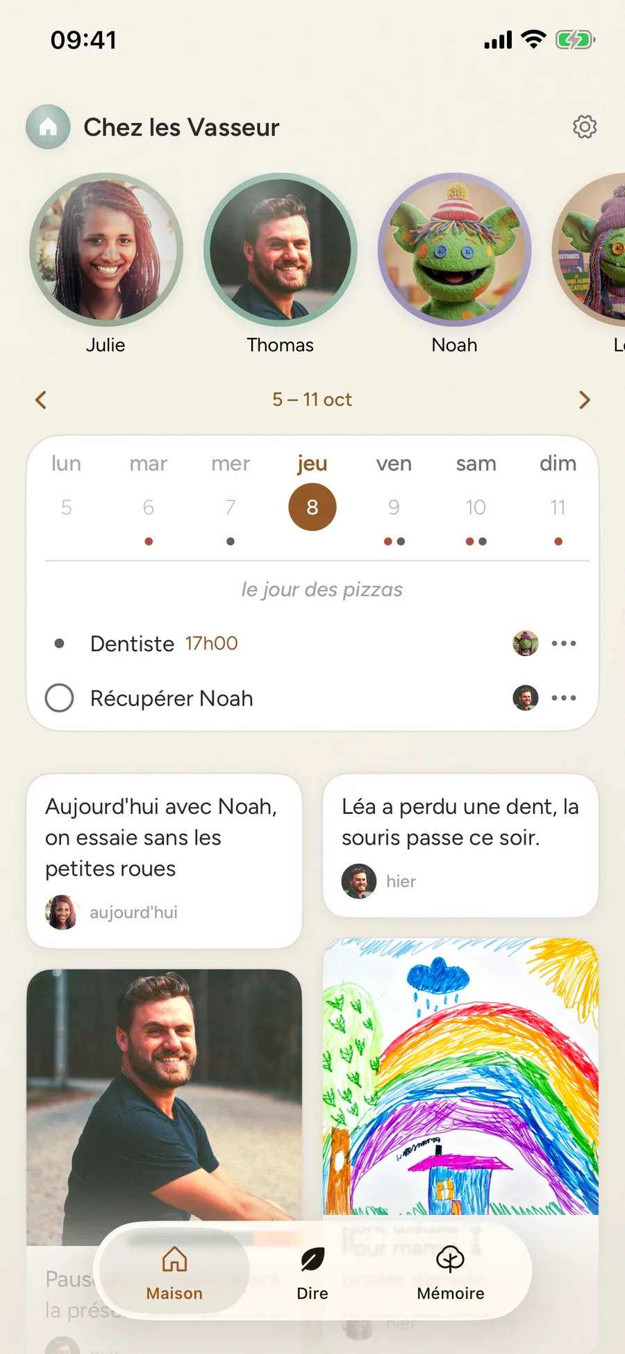 L'app FamEase ouverte sur la Maison : en haut, « Chez les Vasseur » et l'image de la maison, puis les quatre du foyer : Julie et Thomas en photo, Noah et Léa en petits monstres de feutre verts, lui en bonnet rayé rouge et blanc, elle en bonnet violet ; la semaine du 5 au 11 octobre, jeudi entouré, et sous les jours, en italique gris et centrée, l'habitude du jour, « le jour des pizzas », puis les deux choses de jeudi, une par ligne : le rendez-vous « Dentiste » à 17h00 pour Léa, marqué d'un point et de son petit visage, et « Récupérer Noah » pour Thomas, à cocher ; puis les posts de la semaine, des cartes posées sur deux colonnes, chacune avec le visage de qui l'a écrite et son jour en petit : « Aujourd'hui avec Noah, on essaie sans les petites roues », de Julie, aujourd'hui ; « Léa a perdu une dent, la souris passe ce soir. », de Thomas, hier ; puis la photo de Thomas assis au bord d'une route en forêt, et le dessin d'un enfant, un arc-en-ciel au-dessus d'une petite maison.