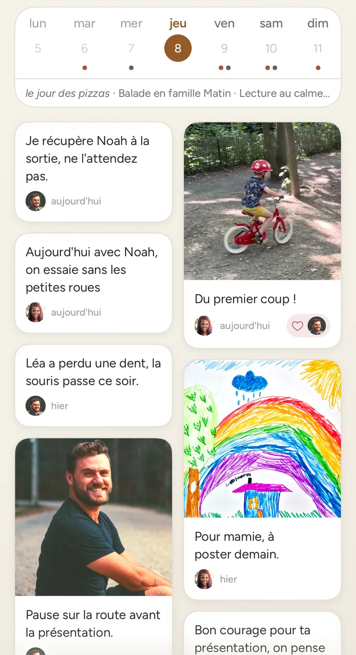 Un extrait de l'écran Maison de FamEase en train de défiler : en haut, repliée, la bande des jours de la semaine, jeudi 8 entouré, et sur une ligne l'habitude du jour en italique, « le jour des pizzas », puis les tâches de jeudi ; puis les posts de la semaine, des cartes posées sur deux colonnes, chacune avec le visage de qui l'a écrite et son jour en petit : « Je récupère Noah à la sortie, ne l'attendez pas. », de Thomas, aujourd'hui ; le post de Julie, la photo d'un enfant de dos sur un vélo rouge sans petites roues, casque rouge, sur un chemin dans un bois ensoleillé, et dessous son mot « Du premier coup ! » avec le cœur que Thomas y a laissé ; son mot de plus tôt, « Aujourd'hui avec Noah, on essaie sans les petites roues » ; « Léa a perdu une dent, la souris passe ce soir. », de Thomas, hier ; le dessin de Léa, un arc-en-ciel au-dessus d'une petite maison, avec « Pour mamie, à poster demain. » ; la photo de Thomas sur une route en forêt, « Pause sur la route avant la présentation. », et le début du mot de Julie, « Bon courage pour ta présentation, on pense à toi. »